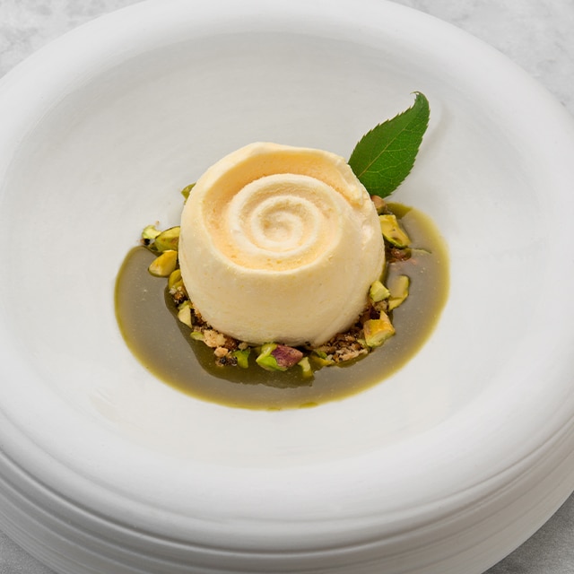 Semifreddo di mousse al cioccolato bianco e brodo di pistacchio Semifreddo di mousse al cioccolato bianco e brodo di pistacchio